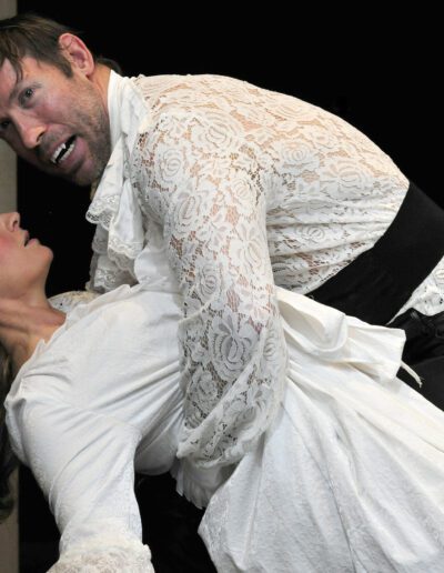 Jessica DiGiovanni as Lucy & Luke Sholl as Dracula